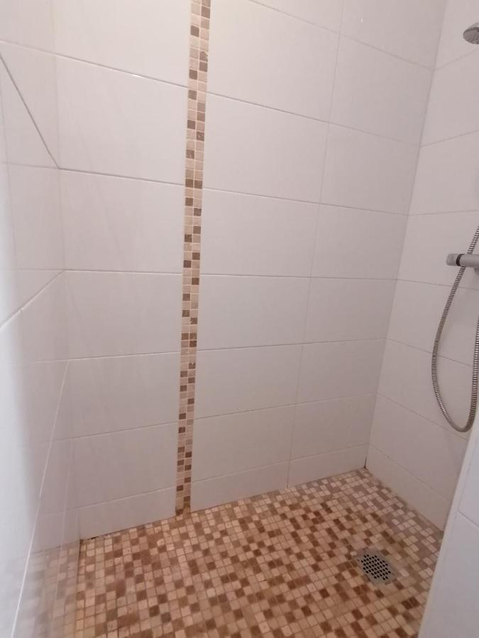 Chez Titi Apartment Mornas Luaran gambar